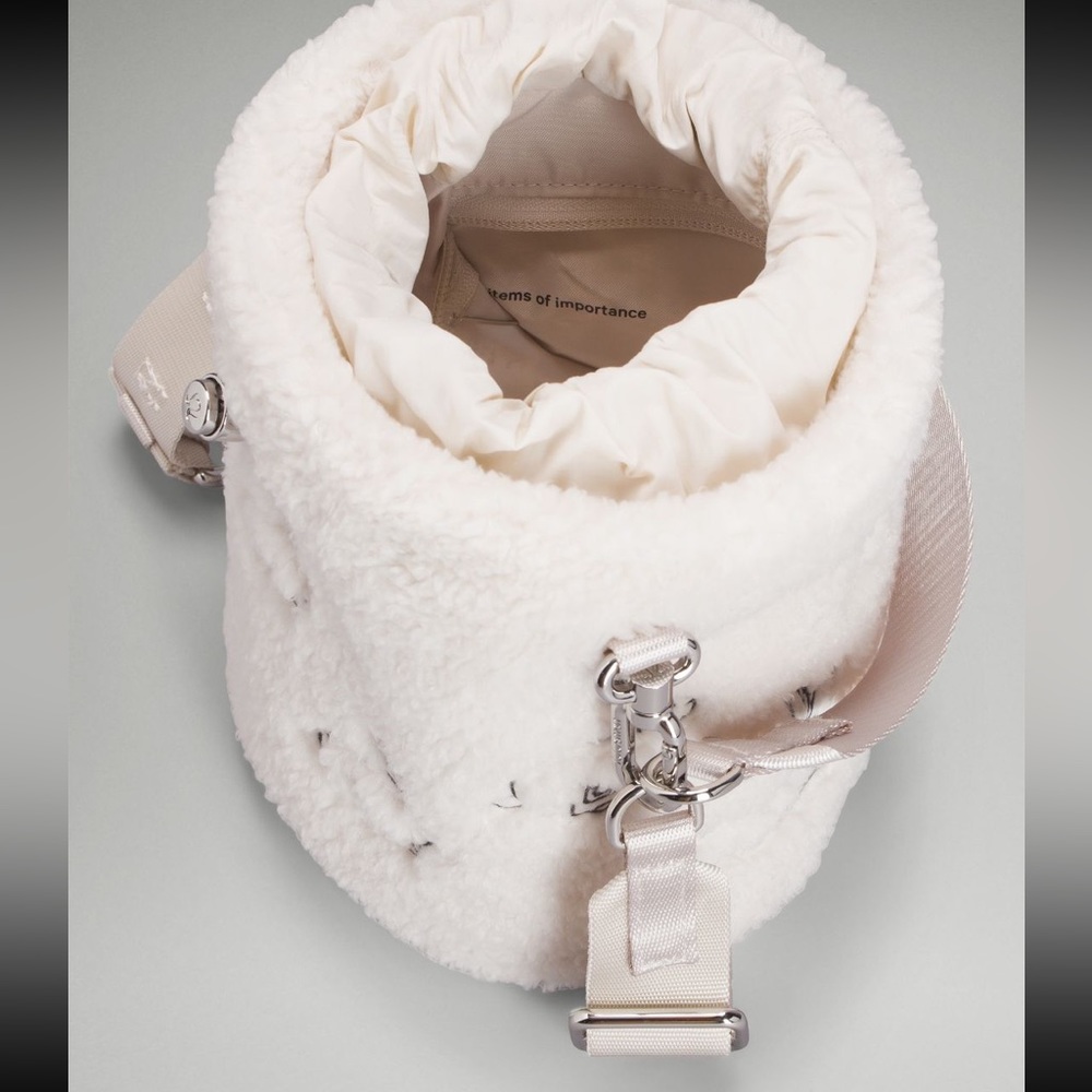 ⭐️BUNDLE⭐️Lululemon New Year (Red belt bag, Rabbit belt bag, Bucket bag & hat) - Picture 5 of 13